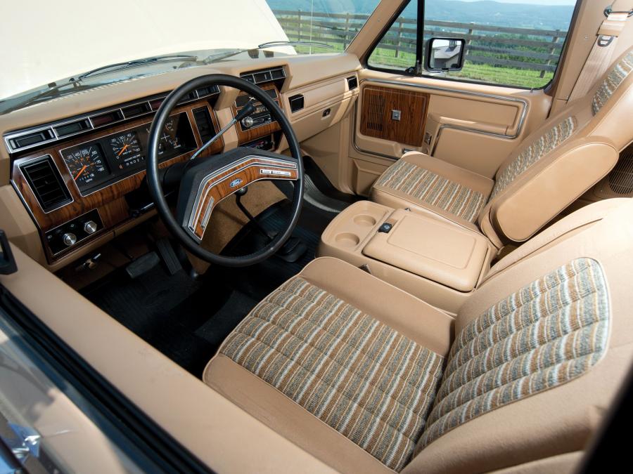 Интерьер Ford Bronco XLT 1982 года  (фото 7 из 10)